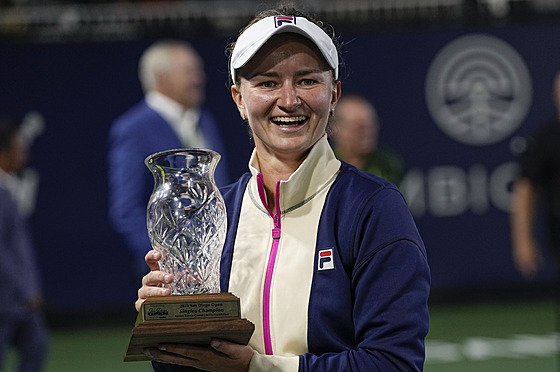 Barbora Krejčíková pózuje s trofejí pro vítězku turnaje v San Diegu.