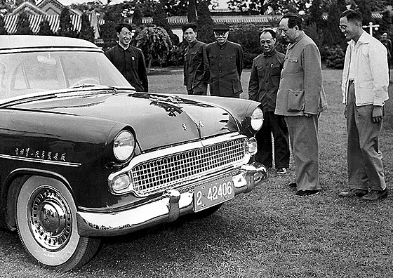 Fotografie z roku 1958, kdy zástupci státní automobilky FAW Mao Ce-tungovi...