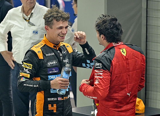 Lando Norris z McLarenu (vlevo) obsadil v Singaporu druhé místo.
