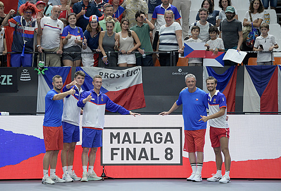 eský tým po vítzství nad Srbskem ve skupin finálového turnaje Davis Cupu ve...