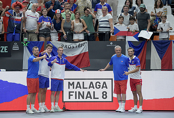 Český tým po vítězství nad Srbskem ve skupině finálového turnaje Davis Cupu ve...