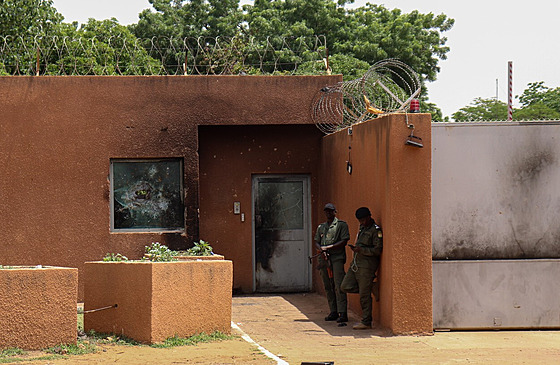 Francouzské velvyslanectví v Nigeru. Tamní vojáci hlídkují ped budovou...