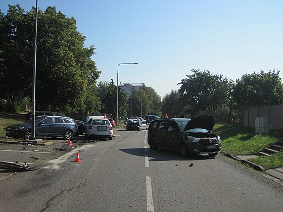 V ulici Bedicha Nikodéma v Ostrav se stala havárie ti aut, kterou odnesly i...