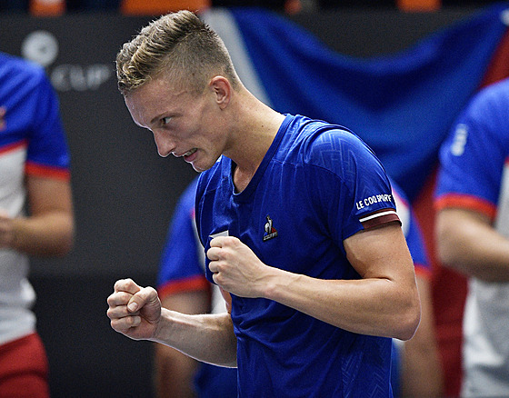 Jiří Lehečka se raduje při utkání Davis Cupu.
