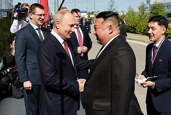 Vladimir Putin si podává ruku se severokorejským lídrem Kim ong-unem pi jeho...