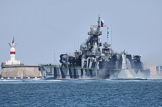 Ruská korveta Samum v sevastopolském pístavu na snímku z 25. ervence 2021