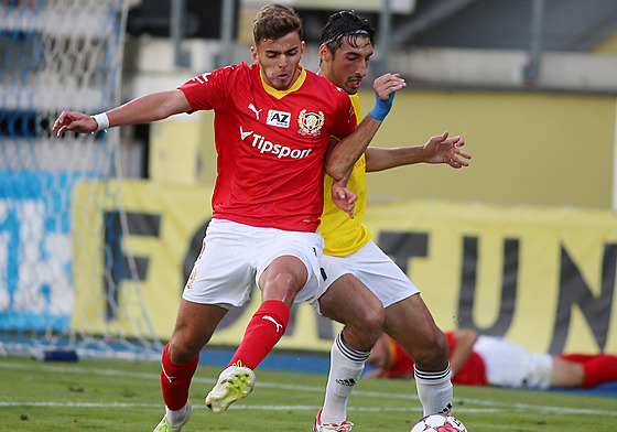 Brn�nský fotbalista Denis Alijagi� (vlevo) v souboji s Emirem Tonbulem z...