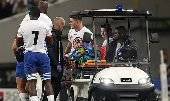 Nabibijský ragbista Le Roux Malan opoutí hit na vozíku a kyslíkovou maskou.
