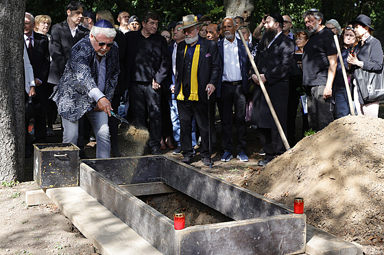 Hosté smuteního obadu se shromádili u zasypávání hrobu Yvonne Penosilové....