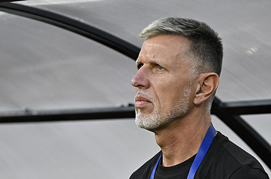 eský trenér Jaroslav ilhavý sleduje pípravný zápas proti Maarsku.