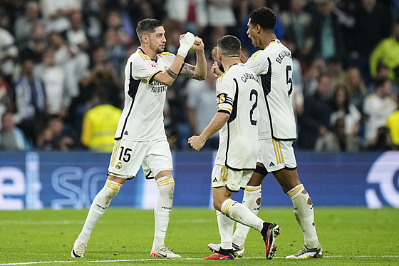Federico Valverde (vlevo) slaví vyrovnávací gól Realu Madrid v utkání proti...