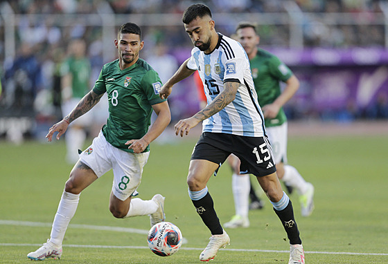 Argentinský fotbalista Nicolas Gonzalez skóruje proti Bolívii.