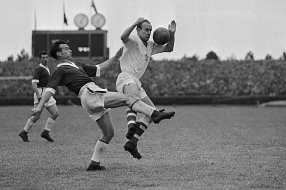 Tadeá Kraus (vpravo) v eskoslovenském dresu proti Walesu, roku 1958 se hrálo...