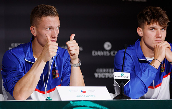 etí tenisoví reprezentanti Jií Leheka (vlevo) a Jakub Meník na tiskové...