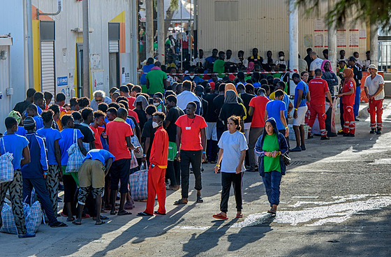 Italská Lampedusa elí narstajícímu potu píchozích migrant. (19. srpna 2023)