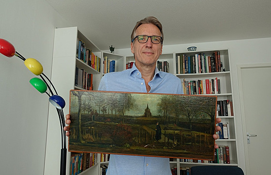 Nizozemský detektiv umní Arthur Brand s nalezeným obrazem Vincenta van Gogha...
