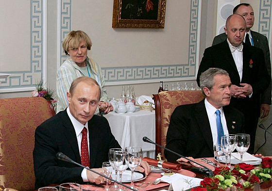 Ruský prezident Vladimir Putin pi pracovní veei s americkým prezidentem...