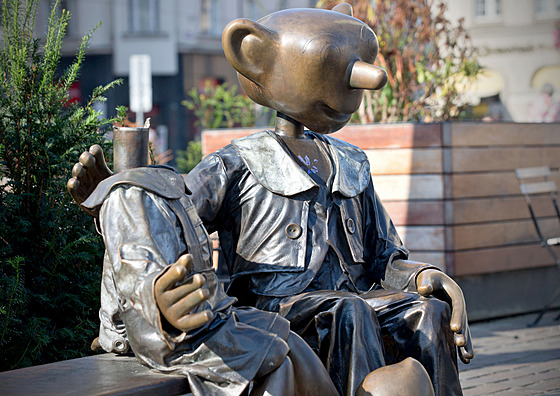 Neznámý vandal ulomil hlavu Hurvínka ze souso�í na nám�stí Republiky v Plzni....