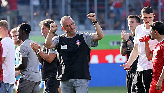 Frank Schmidt trénuje fotbalisty Heidenheimu nepřetržitě už od roku 2007.