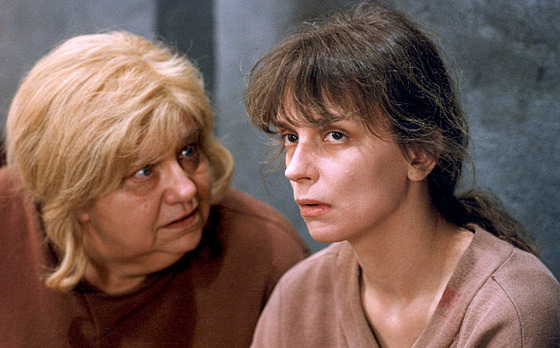 Helena Riková a Ivana Chýlková v seriálu Pítelkyn z domu smutku (1992)