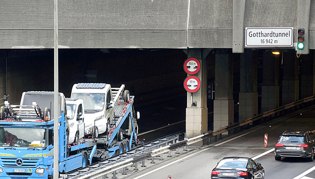 Desítky metrů dlouhá prasklina uzavřela Gotthardský tunel