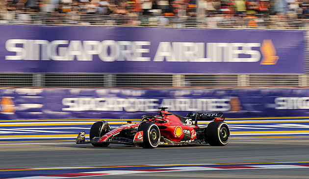 Úvodní tréninky F1 před Velkou cenou Singapuru ovládli piloti Ferrari