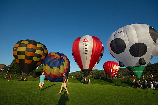 OBRAZEM: První závod ultralehkých balonů se představil nad údolím Berounky