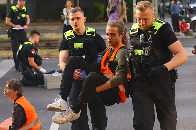 Aktivisté blokují berlínské křižovatky, v neděli poničili Braniborskou bránu