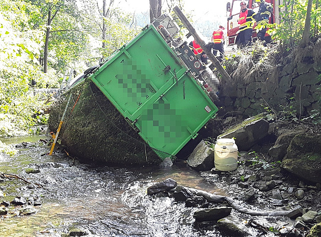 Náklaďák s dřevěným odpadem sjel do potoka, hasiči ho vytahovali šest hodin