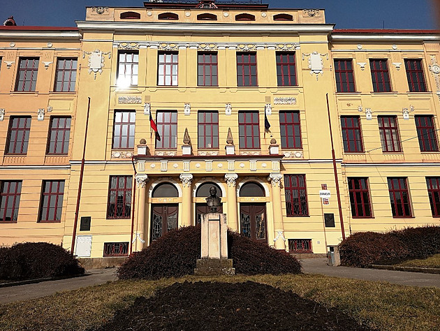 V Boskovicích vyskočil při vyučování žák z okna, letěl pro něj vrtulník