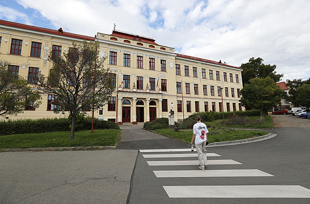 Chlapec, který skočil z okna gymnázia, je po operaci ve stabilizovaném stavu