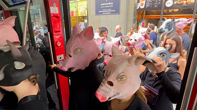 Aktivisté v maskách zvířat jezdili tramvajemi. Transporty jsou peklo, varují