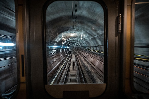 Co když zastaví metro mezi stanicemi? Uvázlí cestující v tunelu chtějí mít jasno