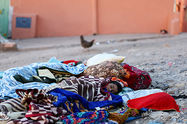 OBRAZEM: Maroko se vzpamatovává ze zemětřesení, někde přehrabávají sutiny rukama