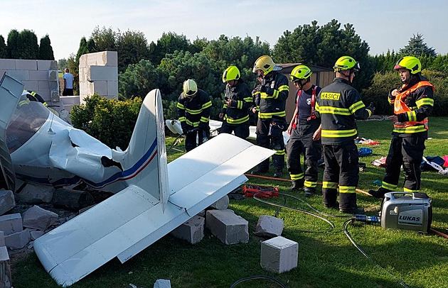 Opilý pilot, přetížený ultralight, vadné palivo. Inspekce odhalila příčiny pádu