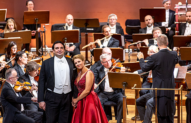 GLOSÁŘ: Trochu jiné requiem, ďábelská hra cella s dechy a operní duo