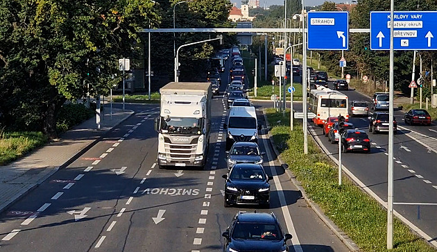 Ulice Prahy 6 jsou přetížené i po zákazu kamionů, ty nařízení často nedodržují
