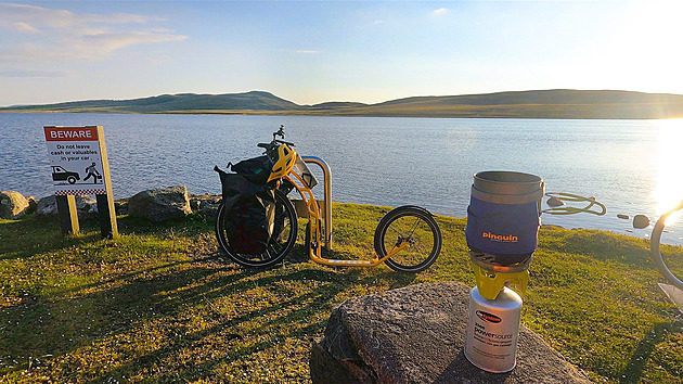 VIDEO: Cestovat na koloběžce je jako jezdit na jednorožci, říká Češka