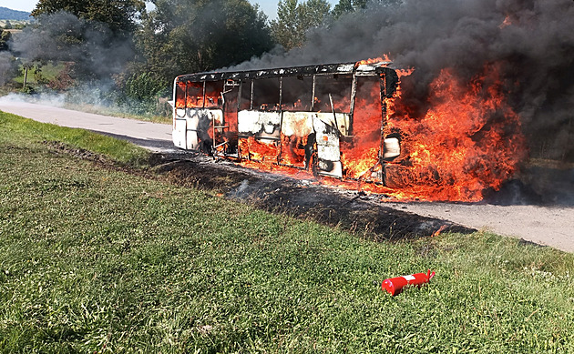 Autobus plný lidí vzplál při jízdě do kopce, zbyl z něj jen ohořelý vrak