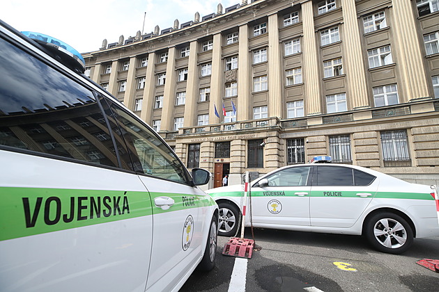 STALO SE DNES: Razie na generálním štábu. Ázerbájdžán bombardoval Karabach