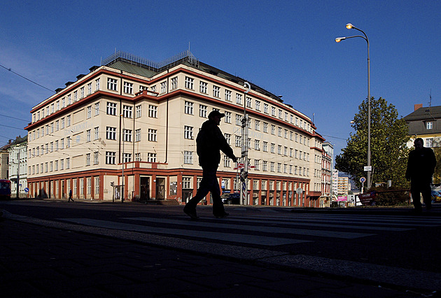 Stát chystá velký výprodej majetku. Chce zpeněžit pozemky, garáže i zámky