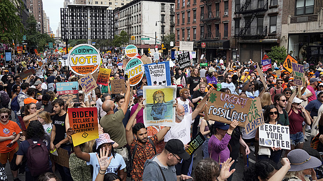 V New Yorku se sešly desítky tisíc demonstrantů. Vadí jim fosilní paliva