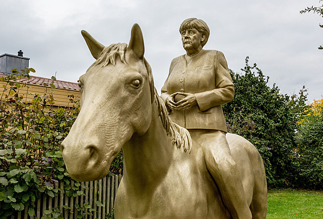 Jezdecká socha Merkelové v Německu se zhroutila. Nebyla kvalitně vyrobená