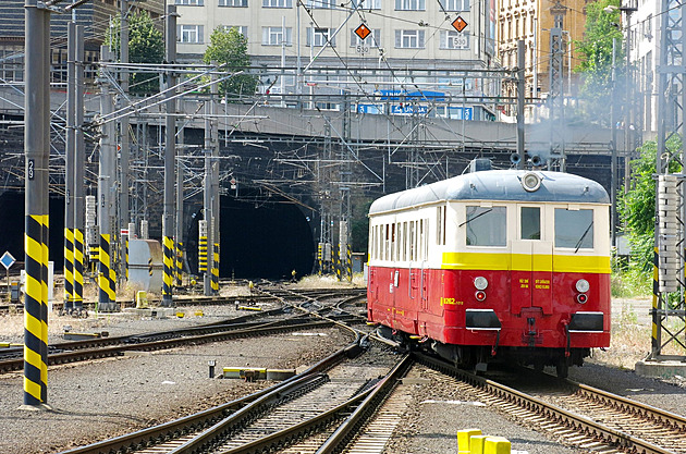 V tunelu na hlavním nádraží evakuovali z vlaku 150 lidí, kvůli vadnému sběrači