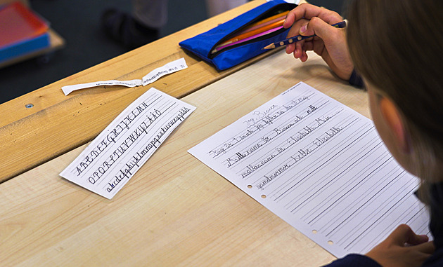 Švédsko chce změnit směr ve vzdělávání dětí, vrací se ke knihám a tužce