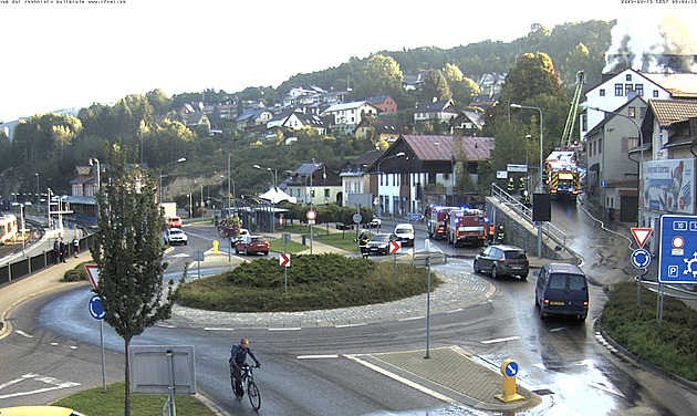 V Tanvaldu hoří rekonstruovaný penzion, čtyři lidé se zranili