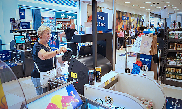 Češi dál šetří. Tržby v maloobchodu meziročně klesly téměř o tři procenta