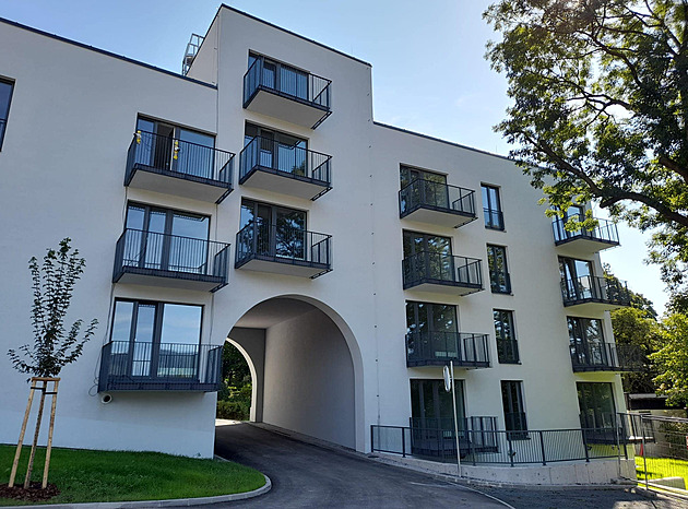 Dokonená stavba tí dom se sociálními byty na míst bývalé základní koly v...