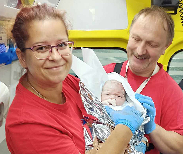 Tři holčičky spěchaly na svět, narodily se v sanitkách během jednoho víkendu