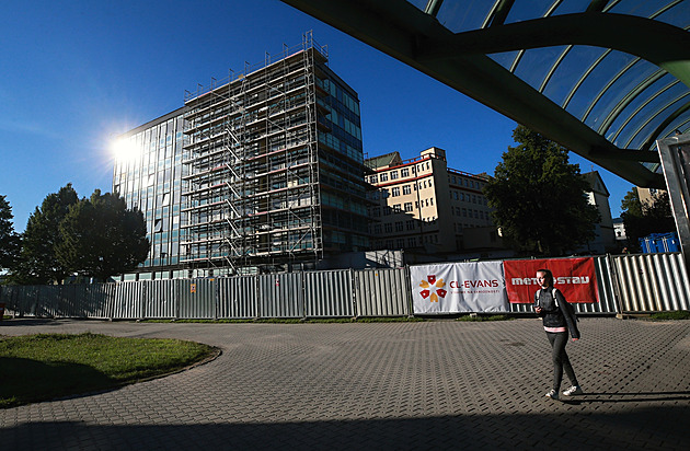 Z Uranu už nebude opadávat fasáda, po opravě tu cestující najdou zázemí